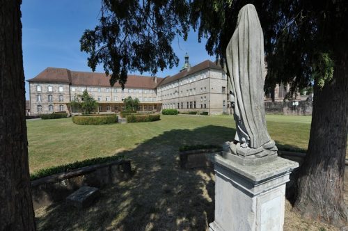 abbaye loin abbaye loin
